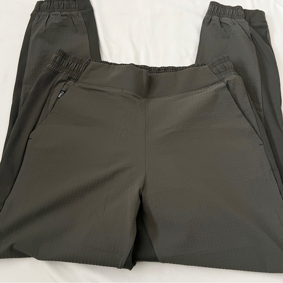 Athleta Textured Brooklyn Jogger Pants Mountain Olive Green Women's Size 10 - Picture 3 of 5